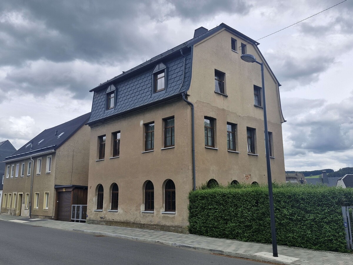 Zweifamilienhaus mit Ausbau- und Gestaltungsmöglichkeiten in Lößnitz!